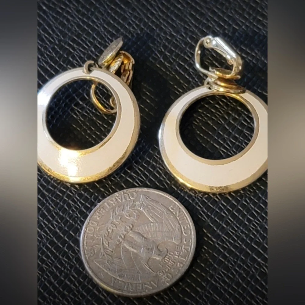 Cream and gold circle earrings.